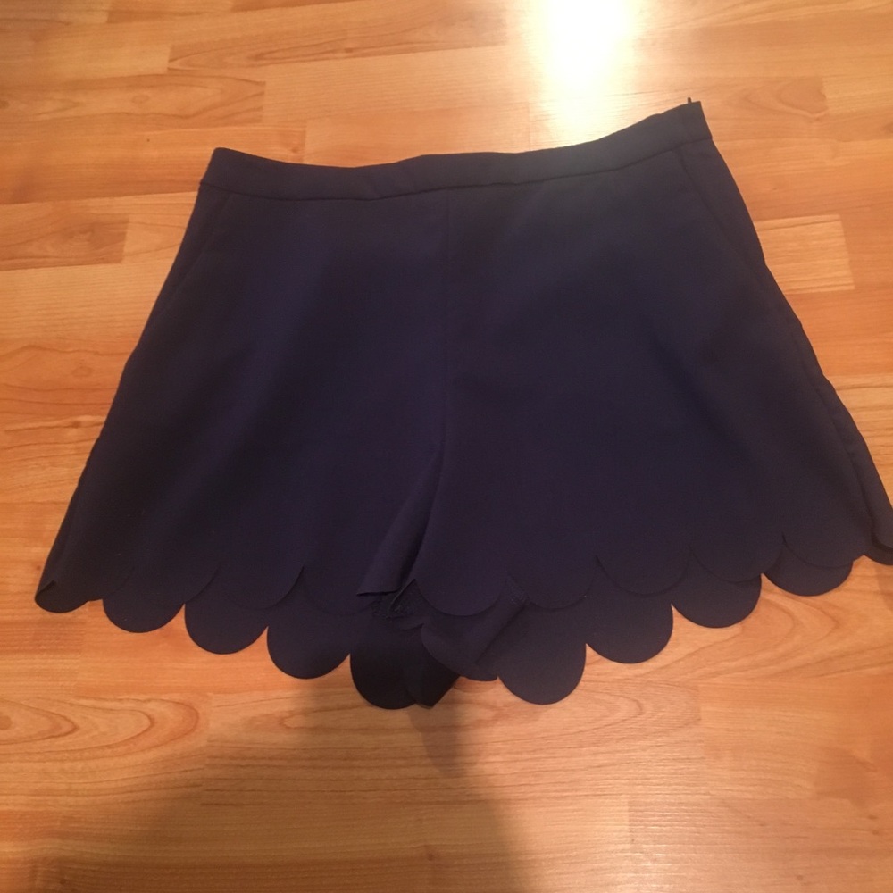 H&M scallop trim shorts